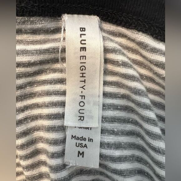 Iowa Hawkeyes Women’s Medium Grey/White Striped Short Sleeve Graphic T- shirt - Picture 4 of 4